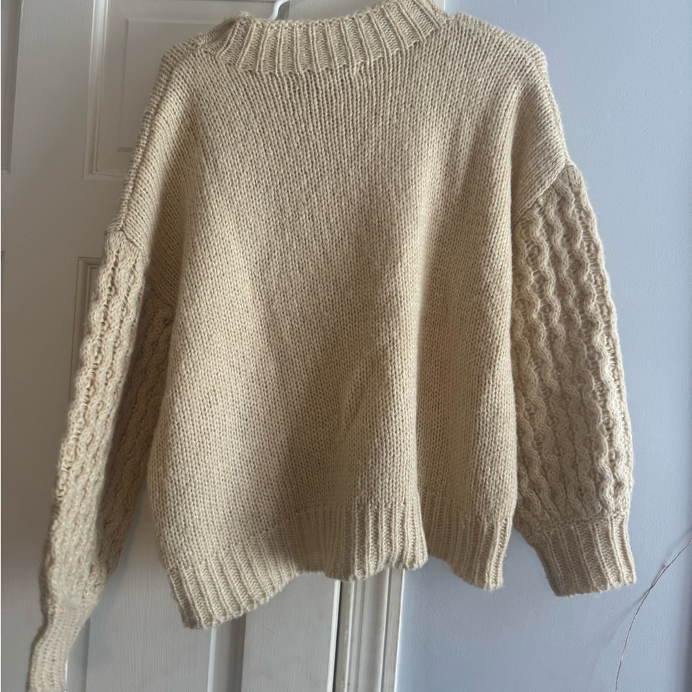Creme sweatshirt, such cute sleeves